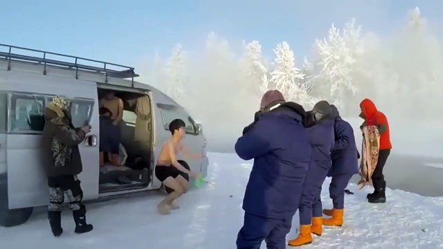 Un touriste japonais va se baigner dans une eau gelée à -60° en Russie