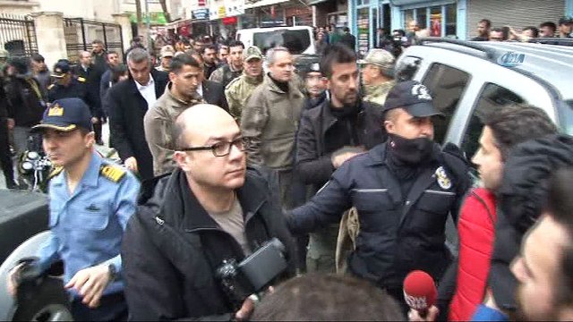 Genelkurmay Başkanı Hulusi Akar, roketin düştüğü bölgede inceleme yaptı