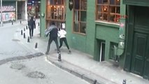 Sokak Ortasında Yürüyen Kıza Yumruklu Saldırı! Saldırı Anı Kameralara Yansıdı