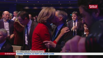 Conseil national LR: Valérie Pécresse arrive sous les huées de la salle