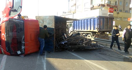 Hurda Yüklü Kamyon Devrildi, İzmir-Bursa Yolu Trafiğe Kapandı
