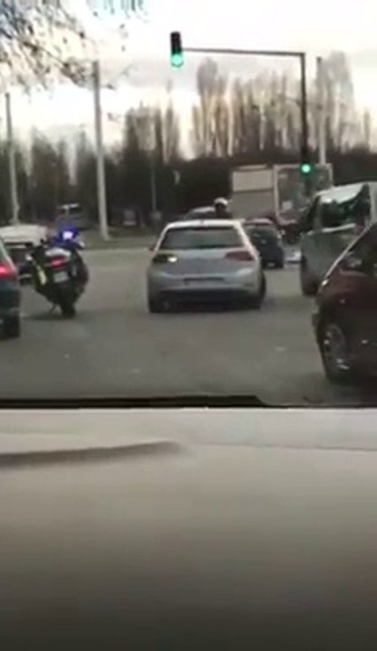 Un policier ouvre le feu sur un chauffard qui t...