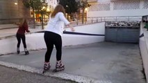 Elles testent pour la première fois leur roller dans une descente