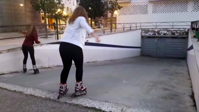 Elles testent pour la première fois leur roller dans une descente