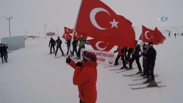 Türk Bayrakları ve Afrin Pankartı ile Kayak