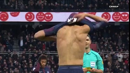 L'arbitre félicité Edinson Cavani... avant de lui donner un carton jaune