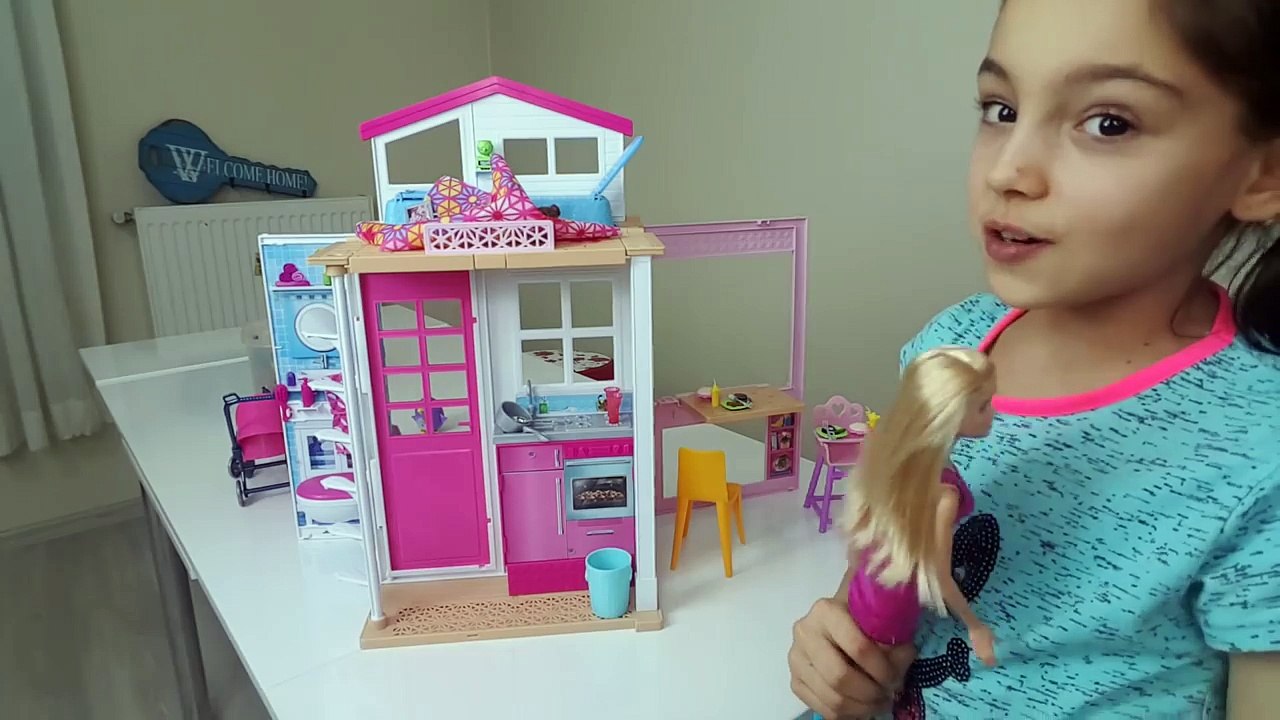 Barbie Uyanmak İstemeyen Çocuğunu Zar Zor Okula Götürüyor | Evcilik Oynuyorum