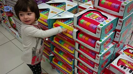 Baby going to meet toys world in Jumbo