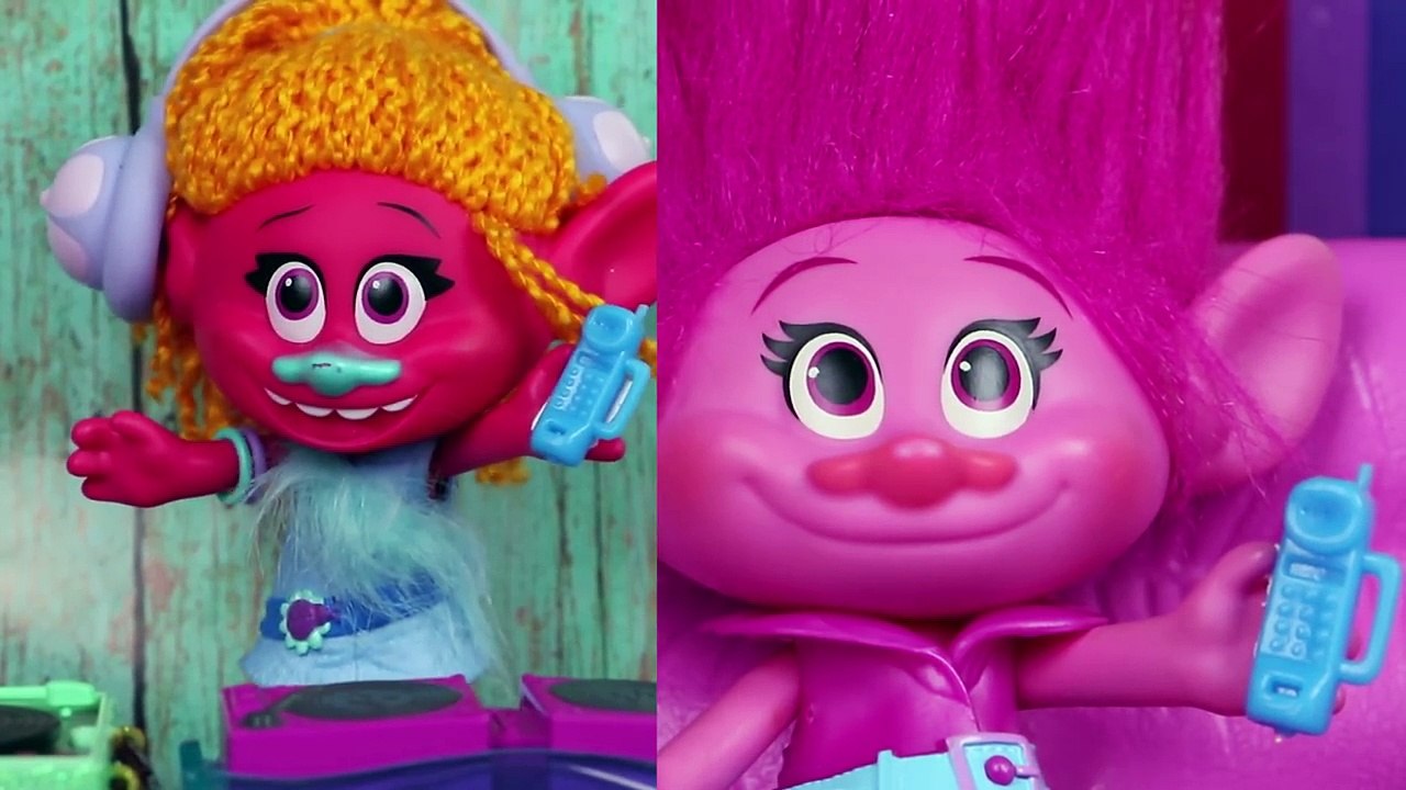 Trolls: Poppy Gana Boletos Para el Spa y Lleva a Blue! - Juguetes Fantásticos