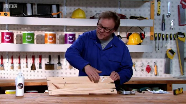 Gigglebiz DIY Dan has all sorts of trouble putting up a shelf