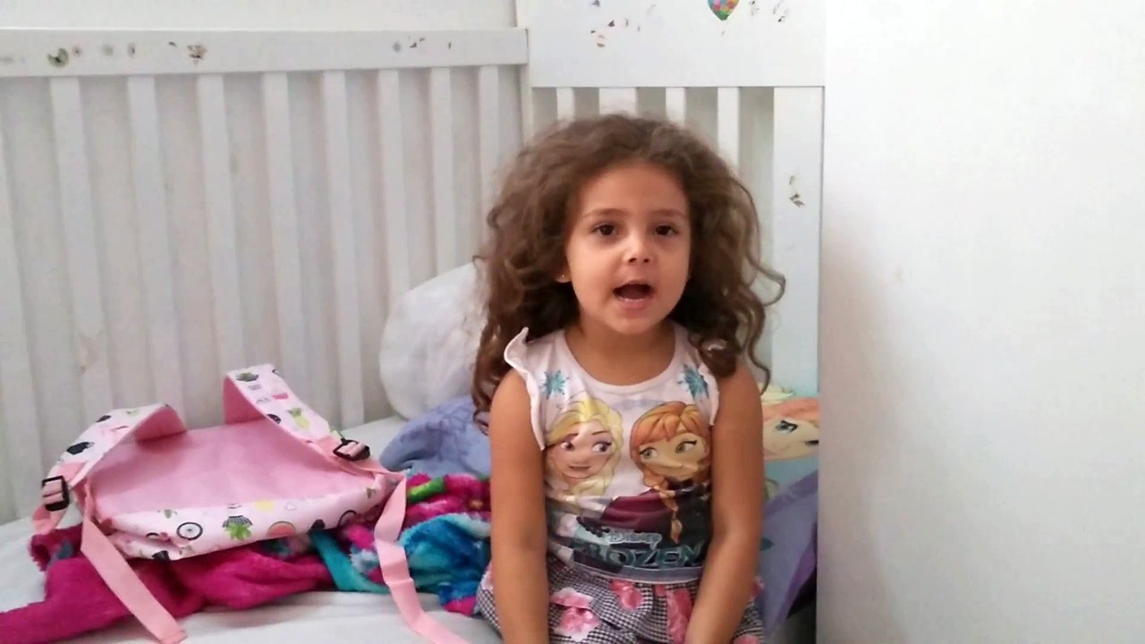 LA NIÑA QUE TE ENSEÑA INGLÉS