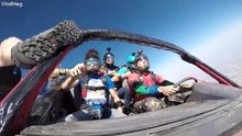 Grupo de amigos "saltam" de um avião dentro de um carro. Tinhas coragem para fazer este tipo de paraquedismo?