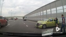 Cette chauffarde perd le controle de sa voiture au millieu de l'autoroute... Oups