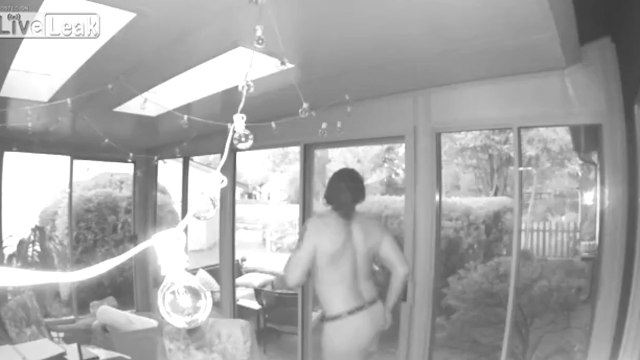 Quand tu oublies que la caméra de surveillance filme et que tu te laches...