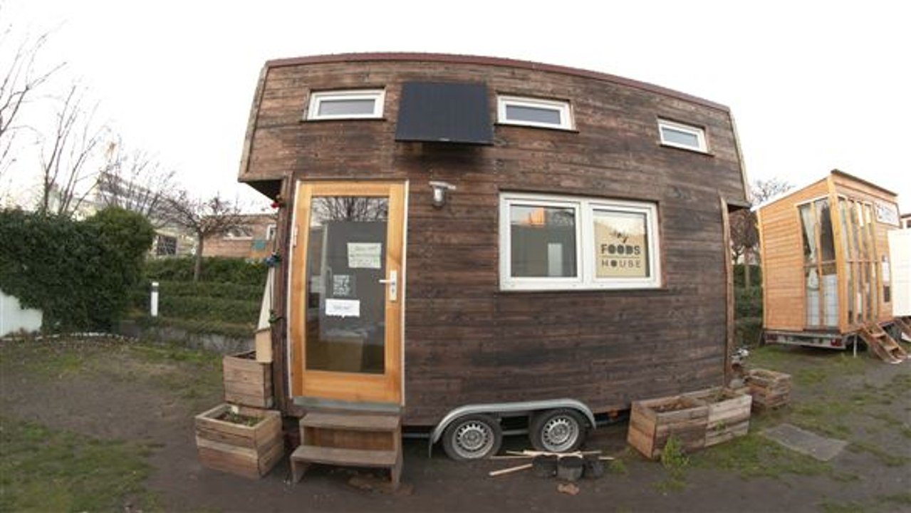 Wohnungsmangel: Migranten bauen 'Tiny Houses'