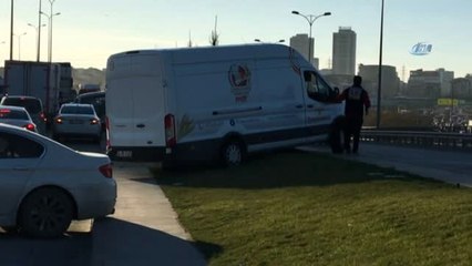 Trafikte Uzun Bekleyişe Dayanamayan Araçlar Kaldırıma Çıktı