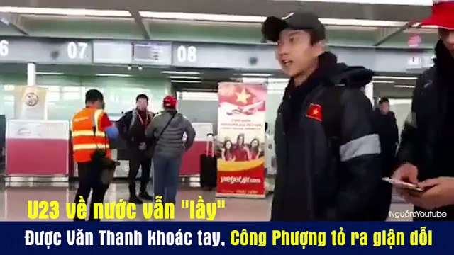 U23 về nước vẫn lầy : Được Văn Thanh khoác tay, Công Phượng tỏ ra giận dỗi