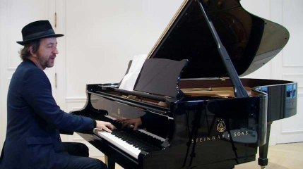 "Assassine de la nuit" d'Arthur H, au piano et en acoustique
