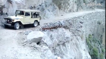 Jalan paling berbahaya di dunia, Berani coba?. [1]