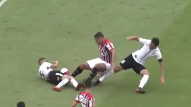 Confusão entre Diego Souza e Gabriel Os dois acabaram tomando cartões amarelos corinthians 2x1 são paulo