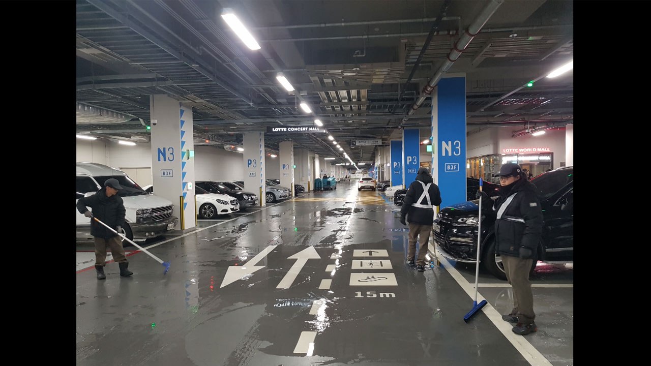 롯데월드몰 지하주차장 물난리...소화전 배관 동파 추정 / YTN