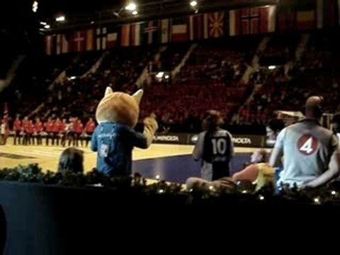 Stéphanie Cano fout des baffes à Chabala