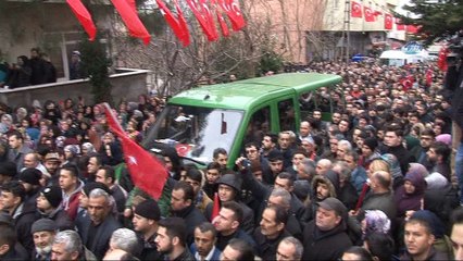 Şehit eşi üniformasıyla tabut başında gözyaşı döktü