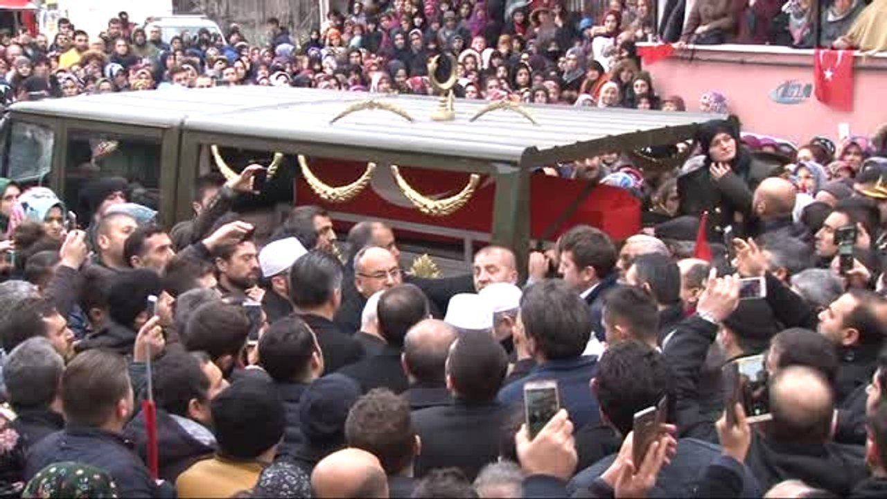 Şehit Eşi Üniformasıyla Tabut Başında Gözyaşı Döktü