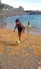 Insolite : cette grand-mère joue mieux au football que vous