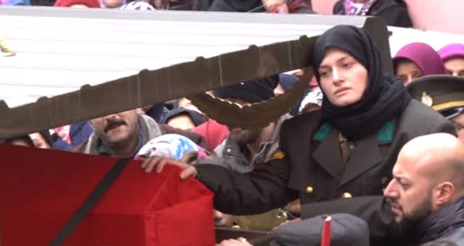 Afrin'de Şehit Düşen Eşinin Üniformasını Giyip Gözyaşı Döktü