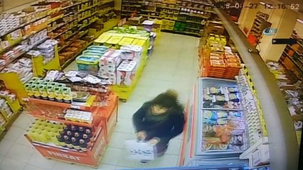 Samsun'da marketten yiyecek çalan genç kız kameraya yakalandı