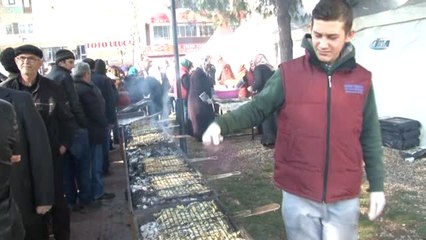 Tezgahta Kilosu 25 Lira Olan Hamsi Bedava Dağıtılınca İzdiham Oldu