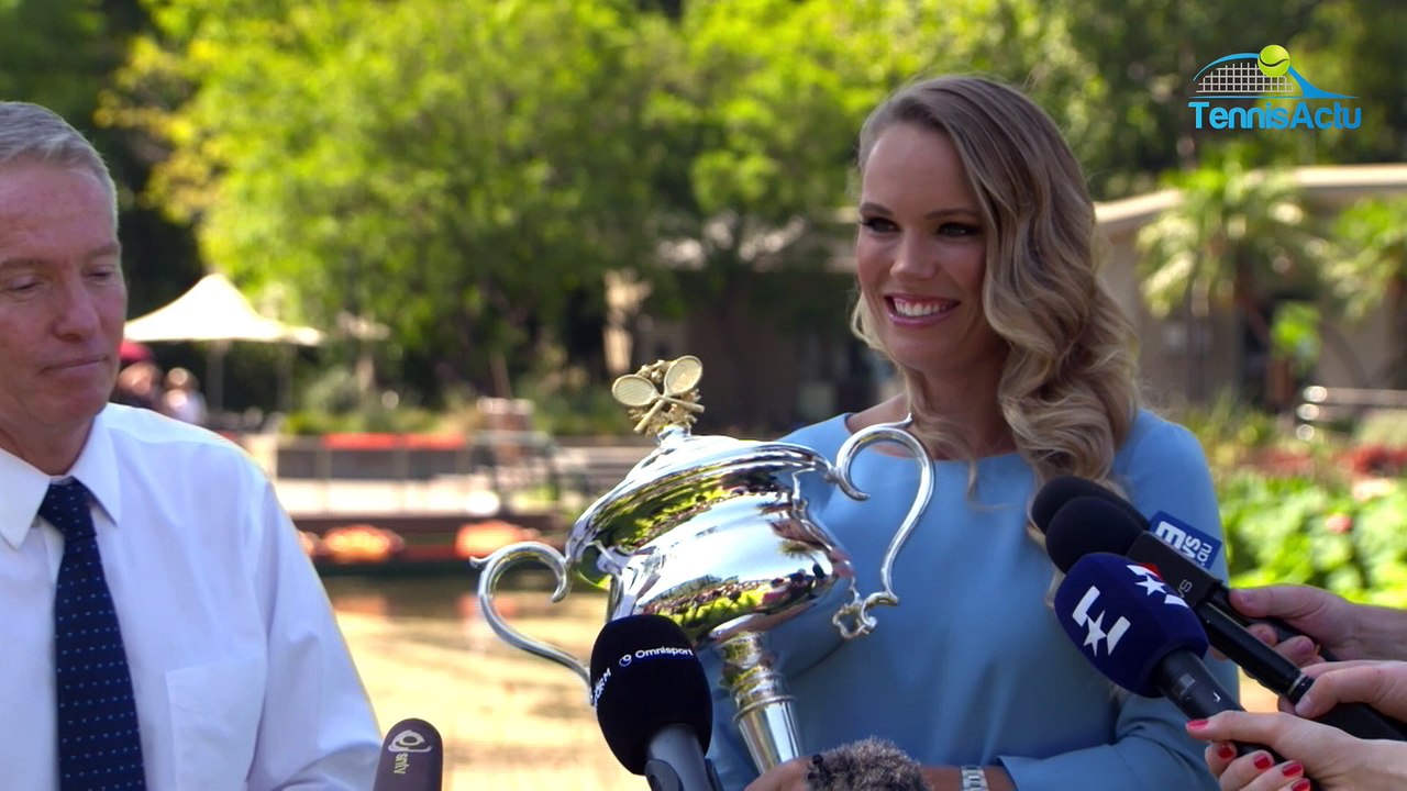 Open d'Australie 2018 - Caroline Wozniacki avec son Trophée : "Je devais gagner, désolé pour Simona Halep !"