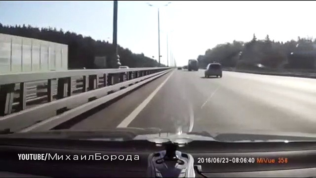 Vozio se mirno autoputem, a onda je ispred njega velikoj cisterni pukla guma… Ovako nešto još niste vidjeli!