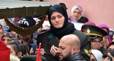 Afrin Şehidinin Eşi, Cenaze Törenine Şehidin Üniformasını Giyerek Katıldı