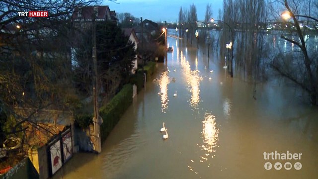 Suudi Arabistan'da çöle kar yağdı