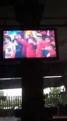 Cảm xúc không thể kiềm chế của những cổ động viên khi U23 chiến thắng