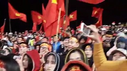 Toàn cảnh sân vận động Mĩ Đình khi các vận động viên bước ra