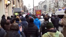 В центре Москвы поют известную украинскую песню