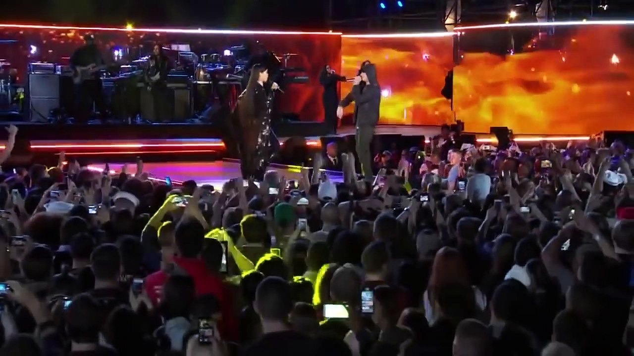 Rihanna ft.Eminem live Perform 2017