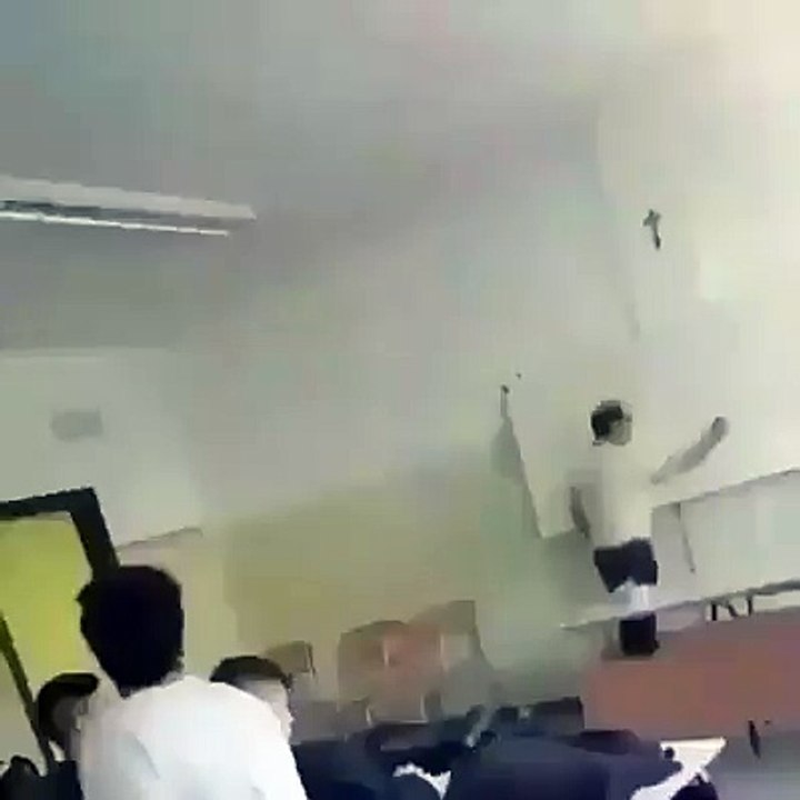 Un élève lance une poubelle sur son professeur.
