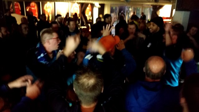 Garlon Green au milieu des supporters de Mons-Hainaut Allez l'Union