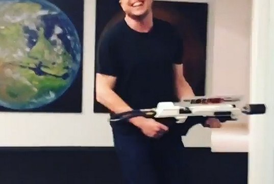 Elon Musk dispara con un lanzallamas a la cámara