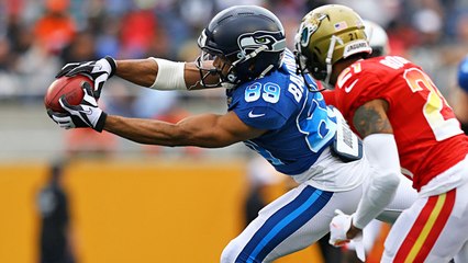 Drew Brees hits Doug Baldwin over the middle for 14-yard gain