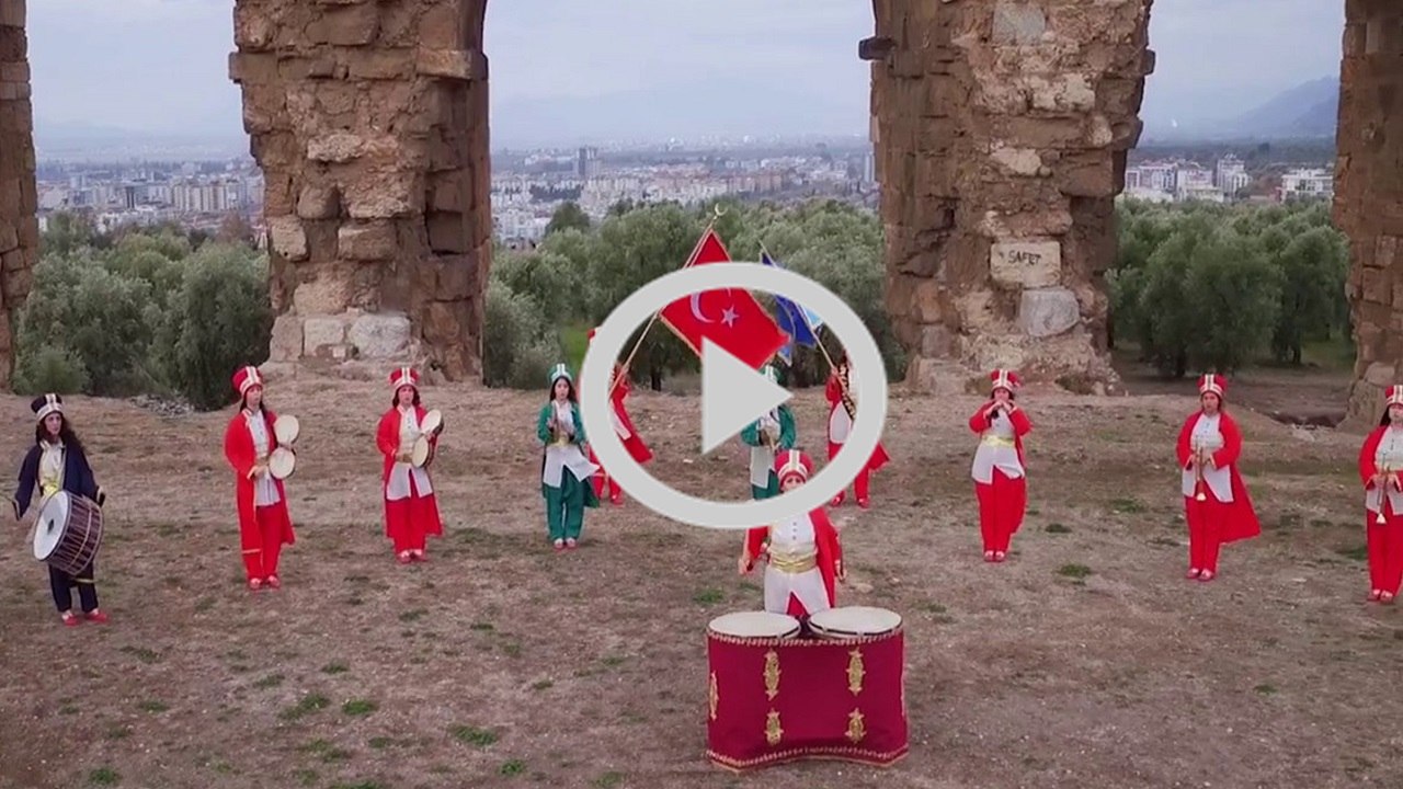 Muhteşem Kızlar Mehter Takımı İzmir in dağlarında çiçekler açar