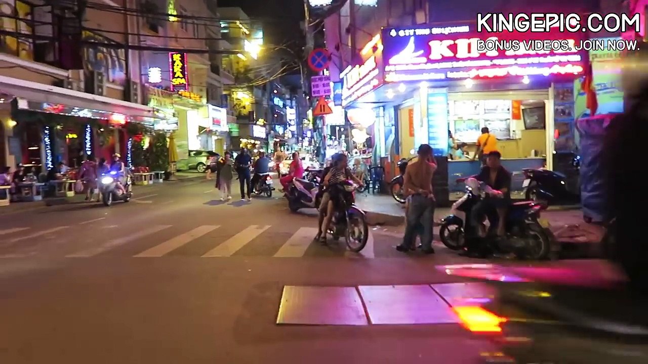 VIETNAM TOURIST AREAS! | HCMC Hotels, Massages, Backpacker Areas District 1