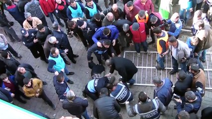 Saha dışına çıkmak isteyen deve tel örgüleri yıktı - ANTALYA