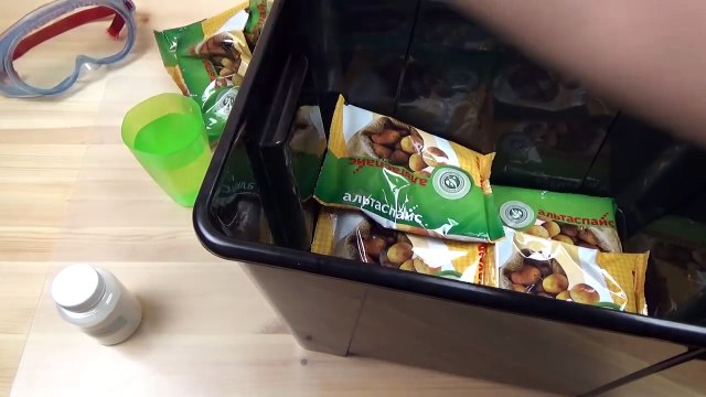 Девушка в светящейся жидкости