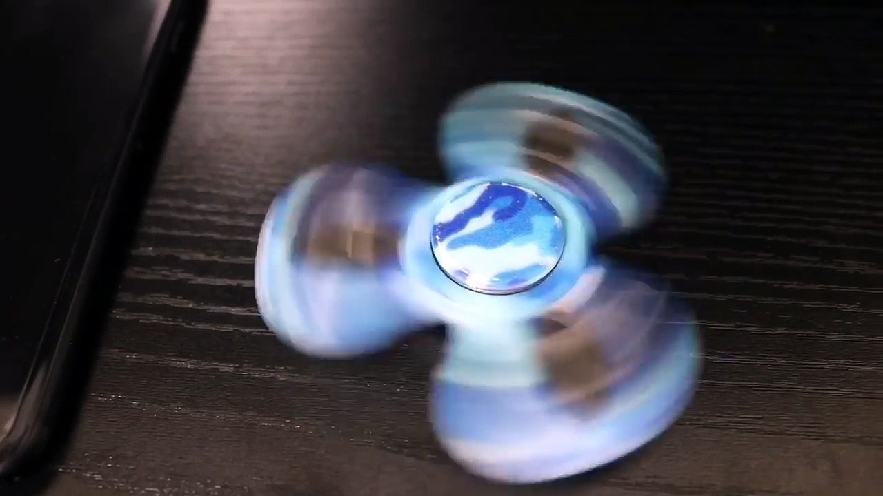 DO NOT SPIN A FIDGET SPINNER AT 3AM!!!! *FREDDY FAZBEAR CALLED ME*