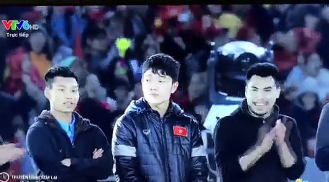 Biểu cảm đáng yêu của Lương Xuân Trường khi được vinh danh